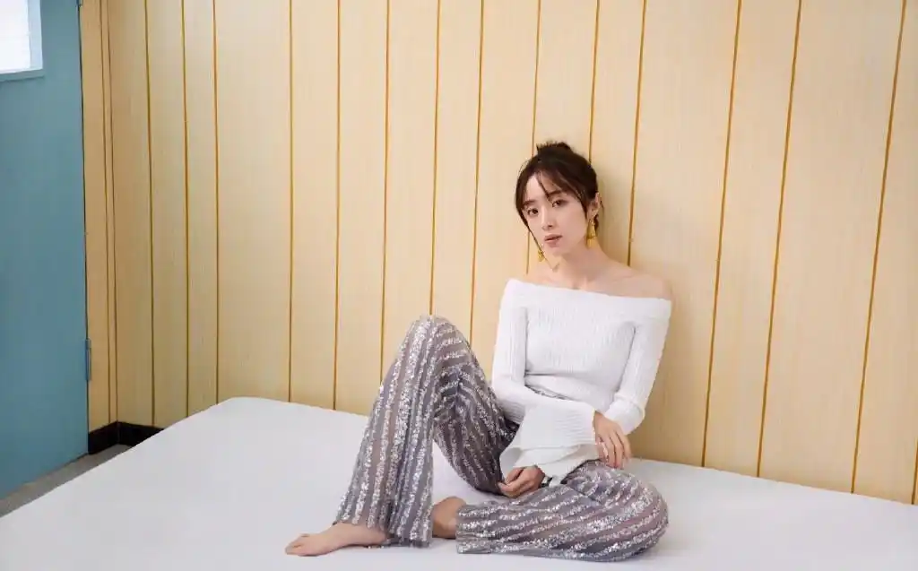 胡冰卿私服搭配就够美了穿v领蛋糕裙秀曼妙身材肤白貌美少女范十足