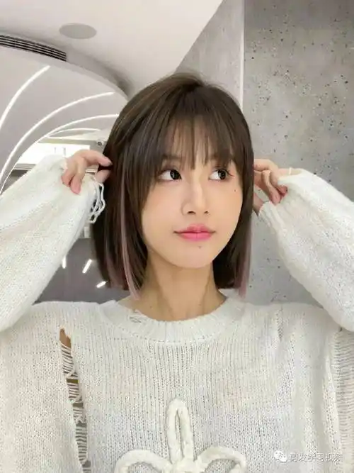 甜辣" 挂耳染短发"._短发_时尚_个性