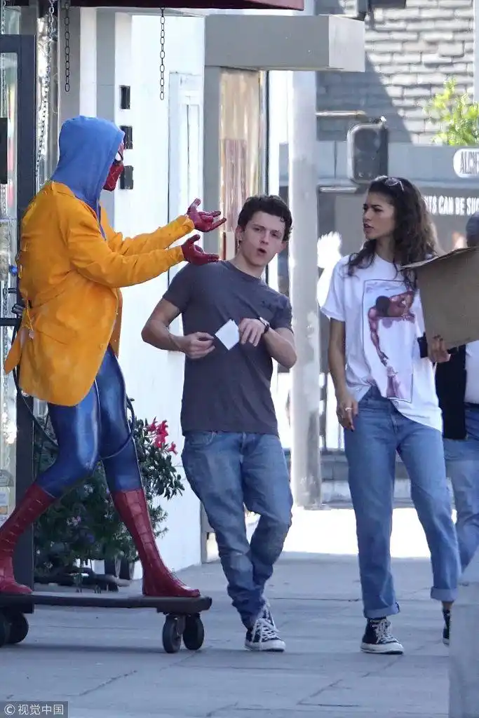 组图汤姆赫兰德路遇雕塑搞怪合影与女友谈笑打闹狂撒狗粮