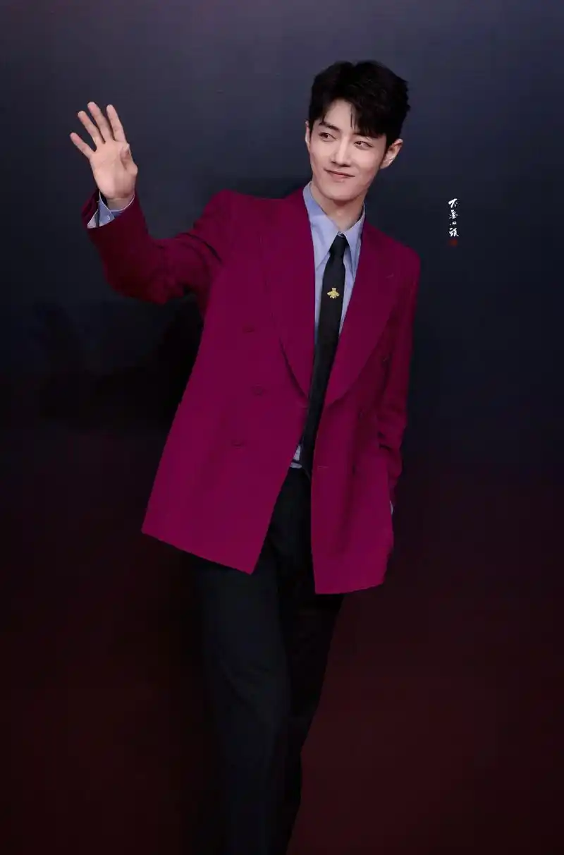 肖战微光盛典现场直拍高清图, 令人惊艳的玫红色肖战,状态太好了,太帅