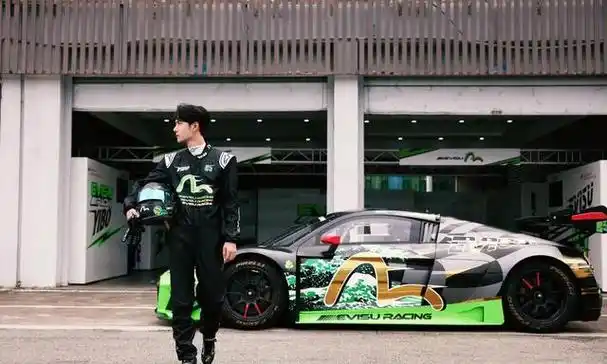 令人关注的另一事件是,27岁的当红男星王一博在一次赛车比赛中展现了