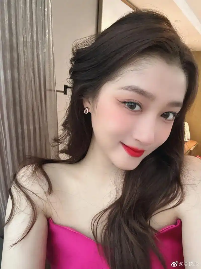 关晓彤 老婆,你身上有毒吧?经常用大长腿来秀我,这个女人就 - 抖音