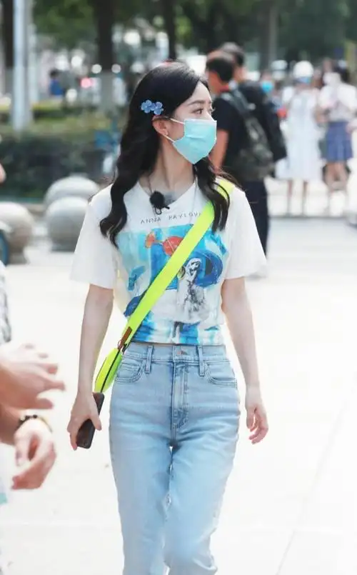 赵丽颖日常穿搭真甜美,明明小衫简单又朴素,却穿出满满高级感