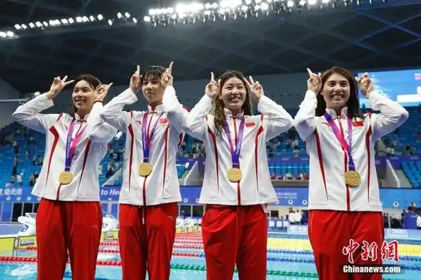 中国组合杨浚瑄,程玉洁,吴卿风,张雨霏以3分33秒96的成绩打破亚运会