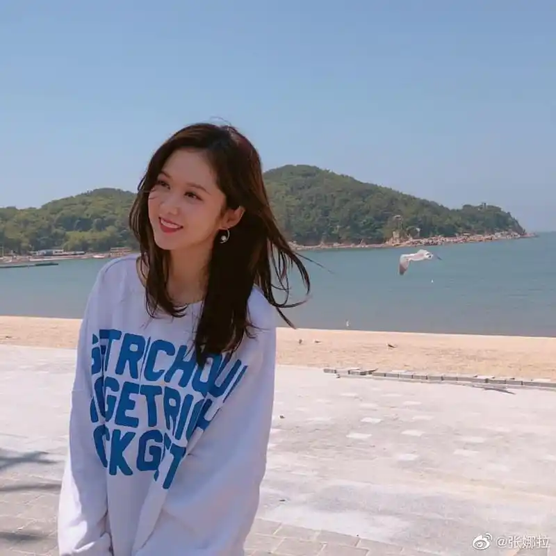 06.14】【明星】38岁张娜拉久违晒海滩游玩照 长发飘飘笑容甜美依旧