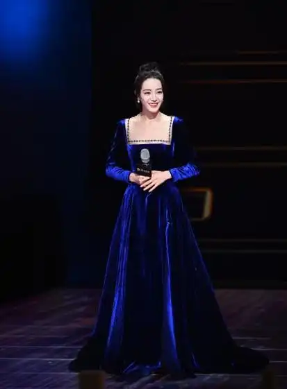 迪丽热巴衣架子称霸时尚圈穿镂空羽毛裙太大胆绝美身材惹人羡