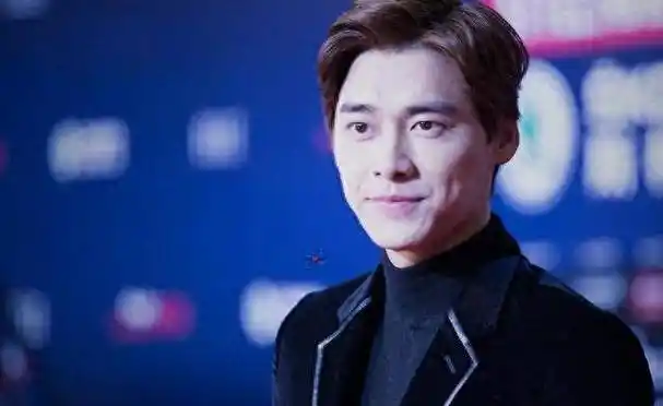 封杀一年后露面,36岁李易峰瘦到泪失禁,烂在女人床上无药可救?