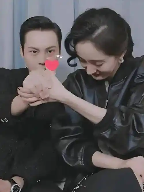 杨幂陈伟霆官宣恋情因戏结缘共谱浪漫篇章真爱力量点亮娱乐圈