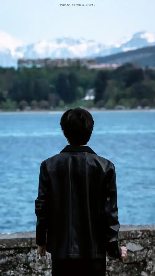 易烊千玺海边漫步##易烊千玺 米兰时装周