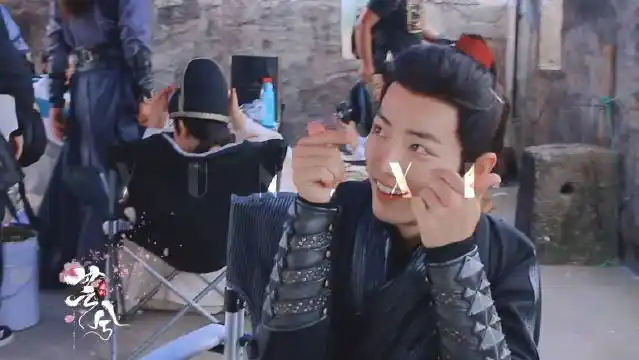 比枪,一看到摄像大哥立马变脸,转眼就又对着弟弟笑起来#肖战##王一博