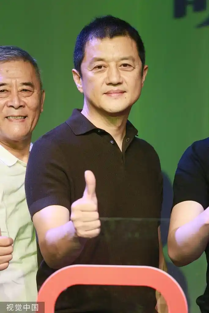 组图:50岁李亚鹏寸头造型亮相 对镜头点赞状态好