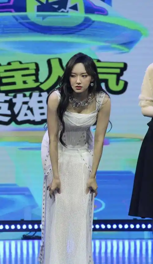 程潇拥有极好的身材,令人非常羡慕!_曲线_魅力_腰肢