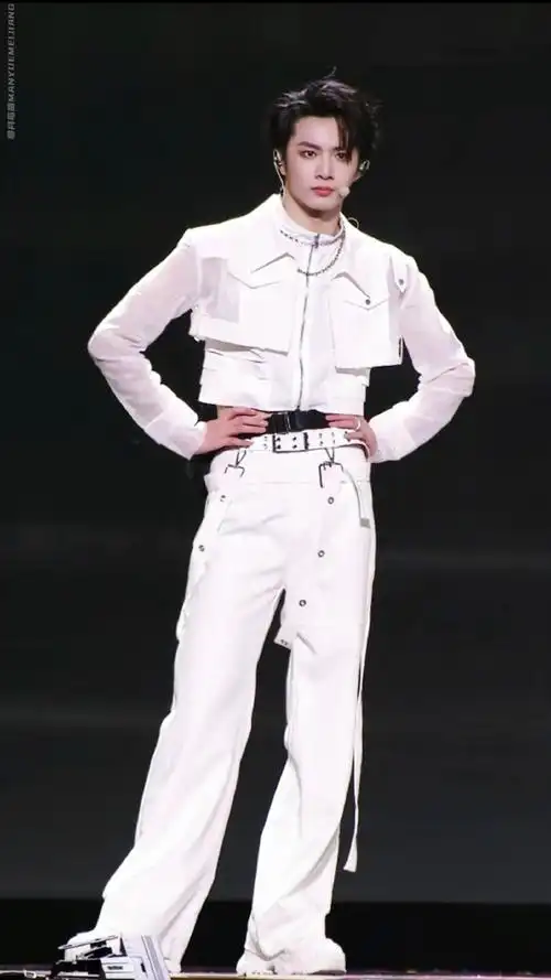 长腿和帅气脸蛋的拥有者超绝bg感刘耀文状态这么好的演员真的很适合