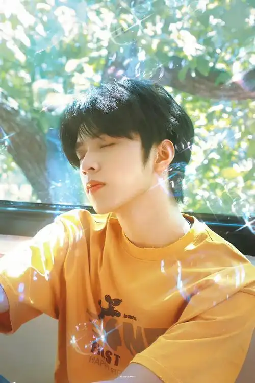 青年演员刘耀文##刘耀文 目光磁石