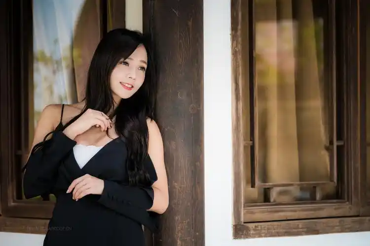 女模特黑发美女户外摄影4k壁纸