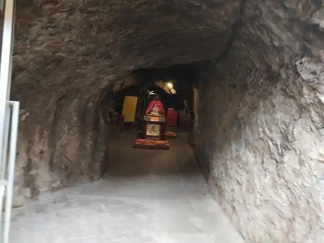 佛母洞的洞内形状如同母亲的子宫,从中进入在钻出来代表着重生.