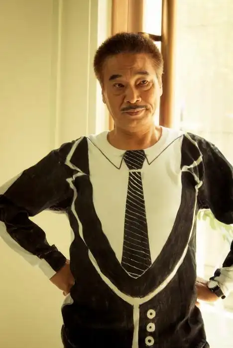 吴孟达近照曝光约罗家英等人吃海鲜白发苍苍像80岁让人心疼