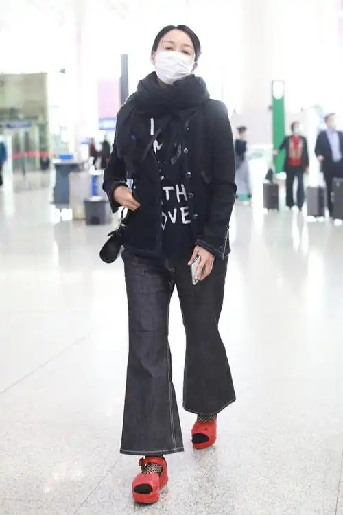那英真怕冷裹着围巾走机场下搭一条喇叭裤气场全穿出来了