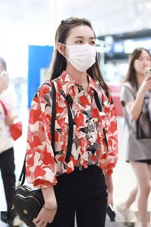 蒋依依现身北京机场,身着印花衬衫青春有活力