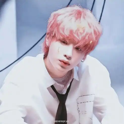 黄明昊樱花粉发色