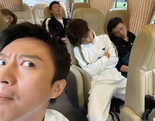 邓超晒偷拍嘉宾车上睡觉照片,陈赫睡得好沉,鹿晗颜值太惊艳了_时候