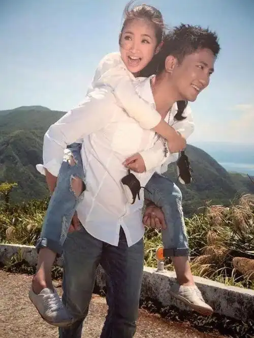 台媒曝林依晨婚姻7年终当妈孕肚已8个月大林于超返台悉心照料