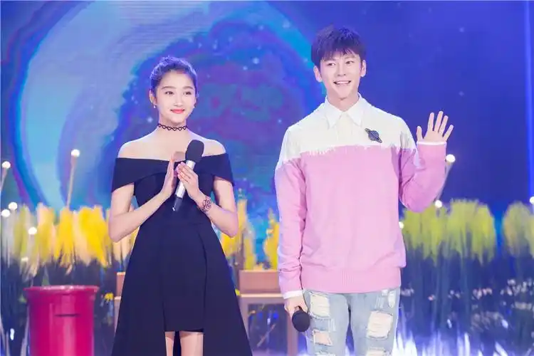 关晓彤黑裙亮相《天天》与易烊千玺同为健康发声