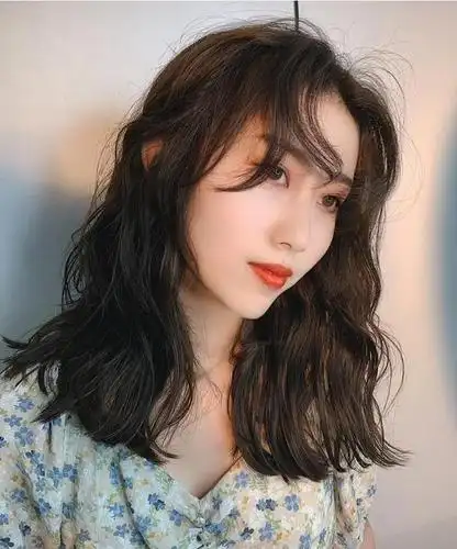 2020流行一种气质烫发,叫"法式烫",慵懒蓬松,发量少也适合