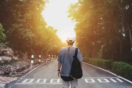 一个人走在路上图片