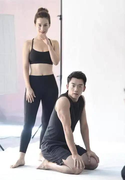 郑恺卢靖姗健身房拍摄秀肌肉 两人身材优越互动超亲密