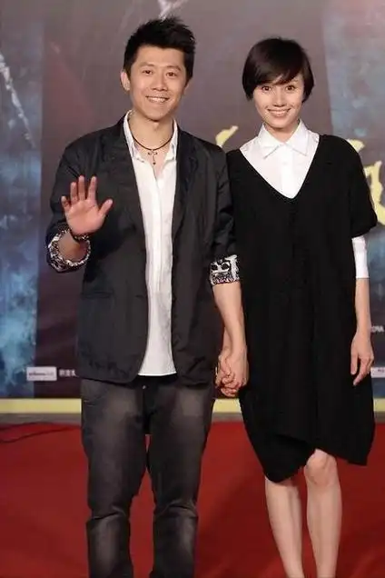 回顾夏雨结婚不邀请父亲与母亲明算账妻子袁泉为他感到心疼