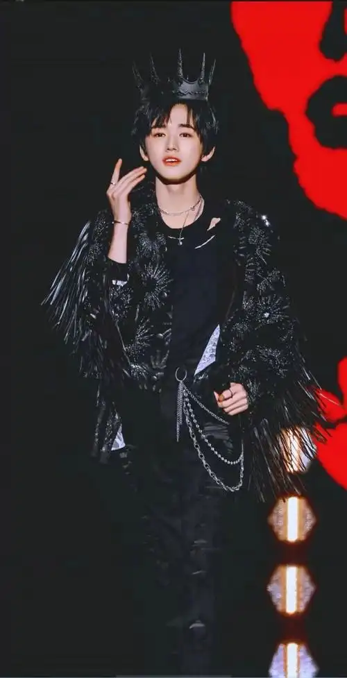 宋亚轩秘书腰挺好