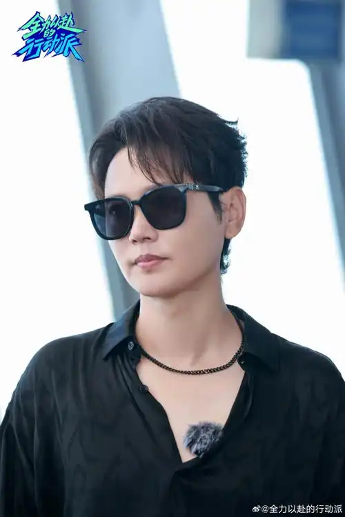 一袭纯白西服套装高调登场,@孟鹤堂在线整活抖包袱,中午12:00锁定dy