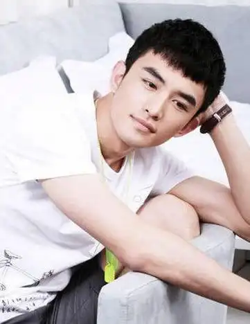 2018年阳光帅气男生短发发型推荐(阳光的短发男生发型)-锐牛沃德讯息