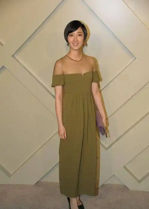 原创桂纶镁的气质越来越美了穿红色裙子秀好身材无修图显黑也不丑