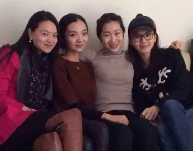 刘诗诗和同学聚会旧照曝光 席地而坐气质出众