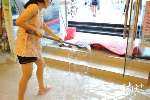 路边一男子脱下鞋子赤脚"淌水",背起了穿着运动鞋的女朋友.