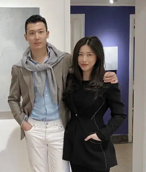 37岁朱珠婚后首次晒与丈夫合照穿紧身裙手托孕肚大秀好身材