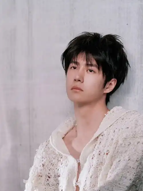 王一博深v针织衫##王一博白色无袖#  王一博的下巴窝窝一出来瞬间惹