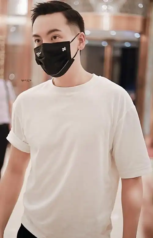 组图:陈伟霆白色短t简约帅气 手臂肌肉线条吸睛