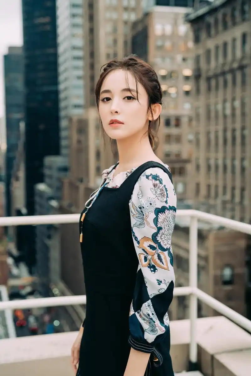 古力娜扎即将亮相纽约时装周toryburch官方微博2019春夏大秀,一袭黑色