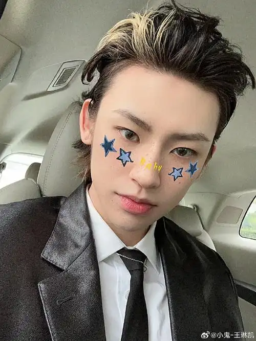 小鬼抱朋克小狗走红毯##小鬼红毯上遛狗