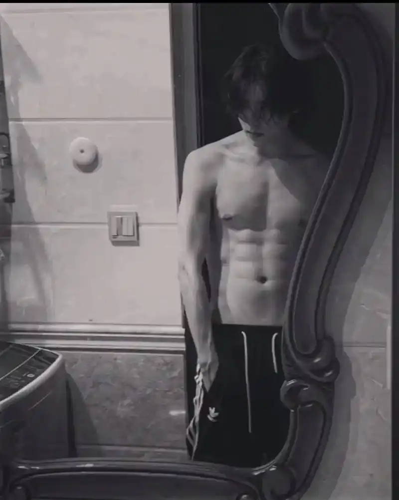 肖宇梁 #腹肌 #这谁顶得住啊 #一眼沦陷 鱼鱼的腹肌鲨疯 - 抖音