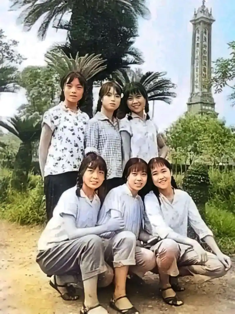 这是70年代六个年轻漂亮的姑娘的合影,那时候的姑娘们又美又耐看.
