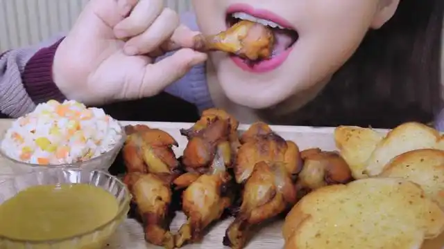 小姐姐吃烤鸡腿,一大口咬下去太过瘾,网友:享受美味的表情太迷人