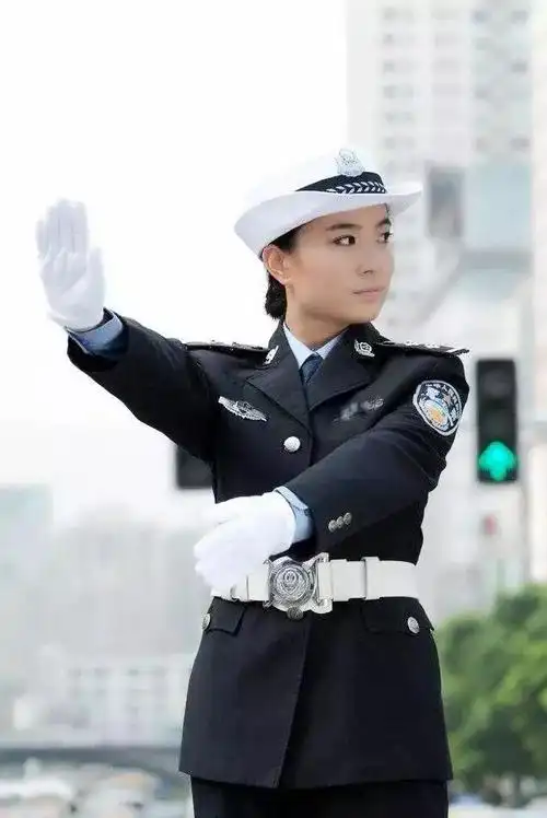 警此一生一见警服付终生