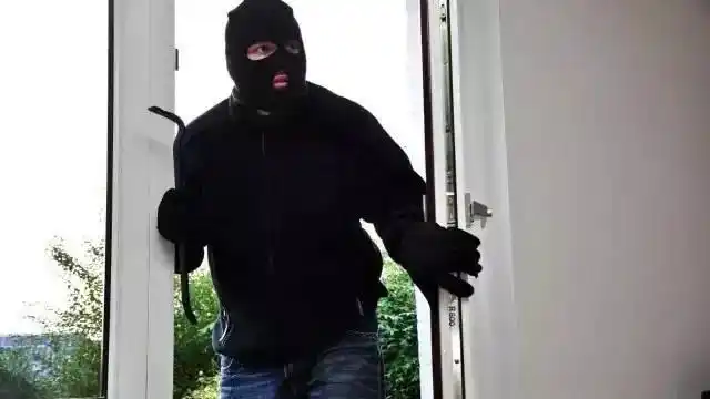 维琴察市内的一家由华人老板经验的酒吧迎来了两名不素之客--蒙面大盗