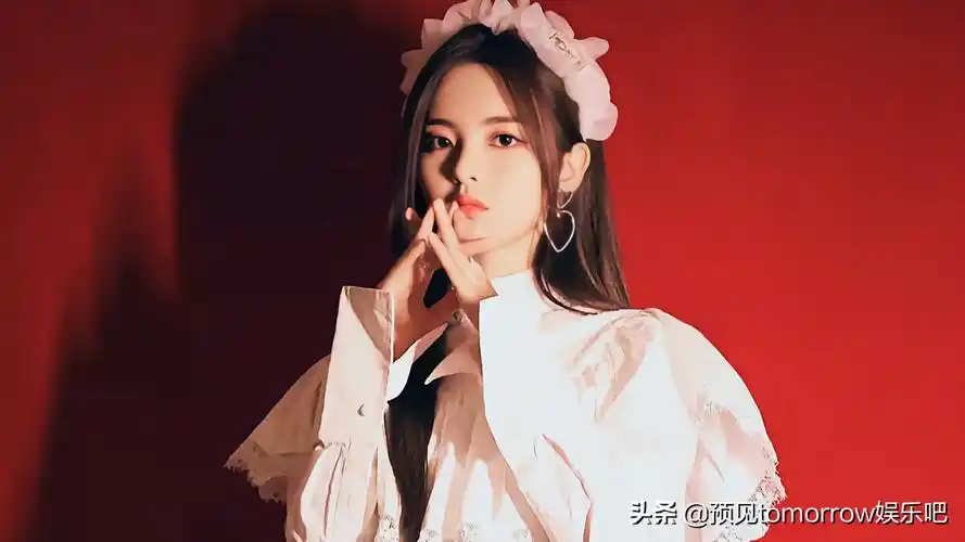 2018年,杨超越因参加女团青春成长节目《创造101》而成功入选火箭少女