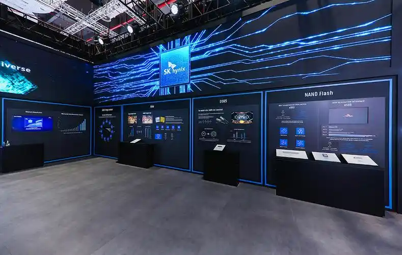 走进展位,在中央最显眼的地方,我们能看到充满科技感的"memory