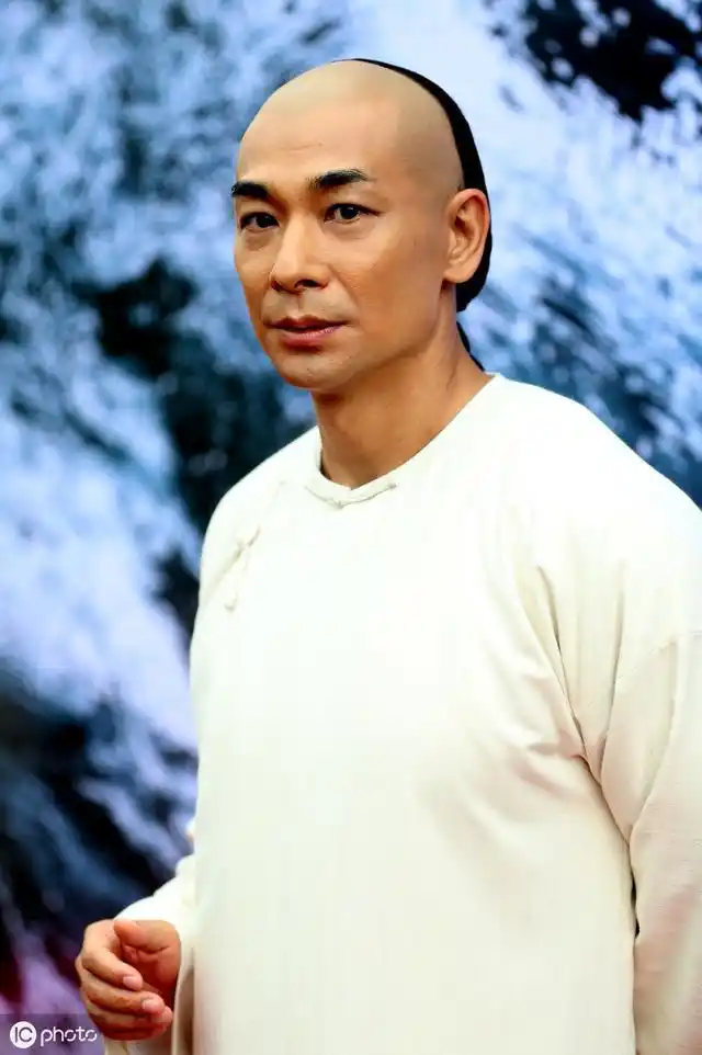 火的活动就是"踢瓶盖",有很多明星参加了这次挑战,赵文卓就是其中之一